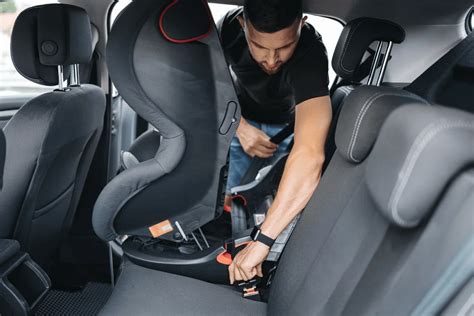 Ilustrácia porovnania ISOFIX a pásu na upevnenie autosedačky