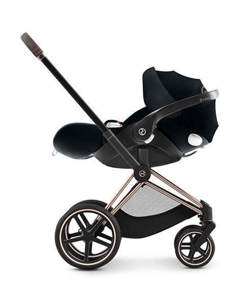Ilustrácia kočíka Cybex Priam Lux Seat s dieťaťom
