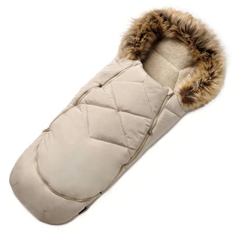 Detský fusak vo vnútri kočíka