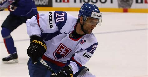 Hokejista viažuci si korčule