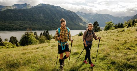 Turista s trekingovými palicami