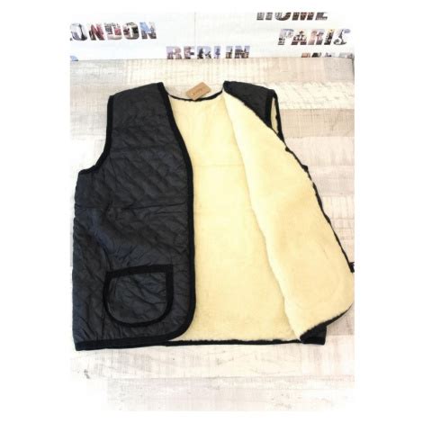 Ilustrácia fusaku z ovčieho rúna v autosedačke