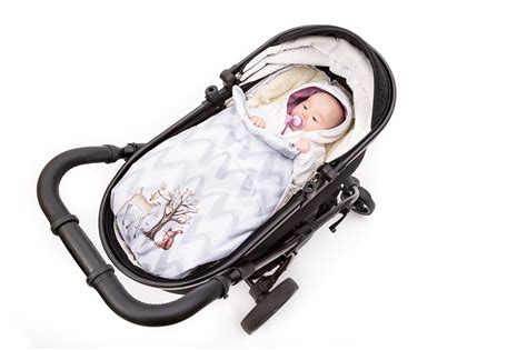 Ilustrácia novorodenca v hlbokej vaničke kočiara