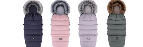 Ilustrácia zimného fusaku s dieťaťom v kočíku