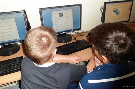 študentka s dieťaťom pri počítači