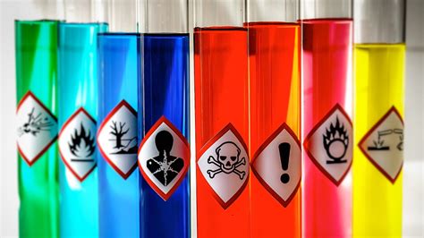 Ilustrácia znázorňujúca rôzne bežné chemikálie v domácnosti