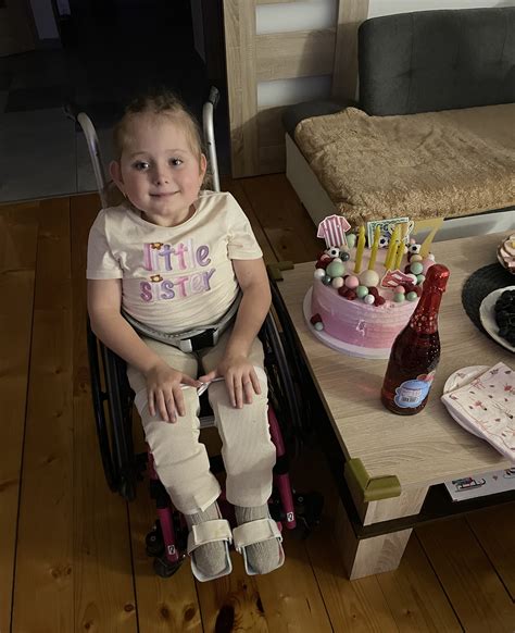 Detský fyzioterapeut pracujúci s dieťaťom s rázštepom chrbtice