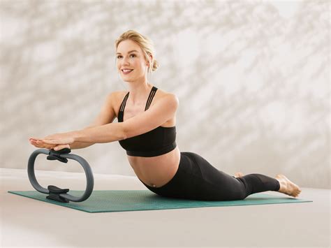 Obrázok ženy cvičiacej tehotenskú jógu