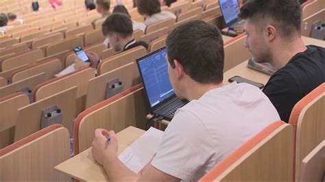 študentka s dieťaťom na vysokej škole