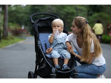 Dieťa v kočíku s nasadeným nánožníkom počas zimného počasia