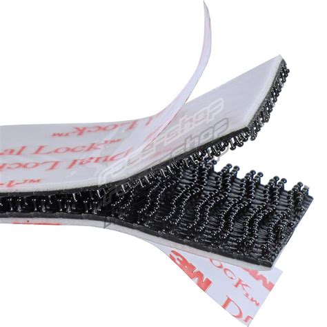 Detailný pohľad na zips a suchý zips na nánožníku