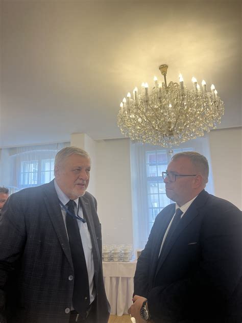 Grafika symbolizujúca ochranu práv zamestnanca