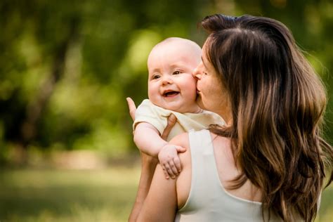 Ilustrácia mamičky s bábätkom