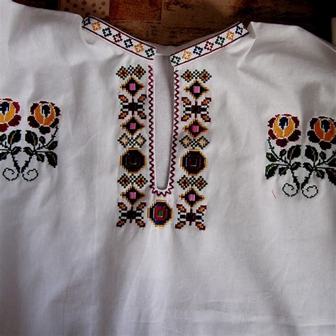 Folklórna výšivka na perinke