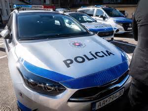 Otec kúpe bábätko vo vani a drží ho s láskou