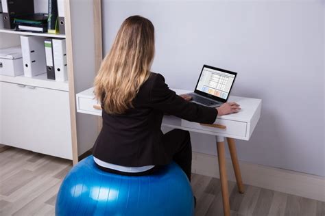 Ilustrácia tehotnej ženy pracujúcej pri počítači