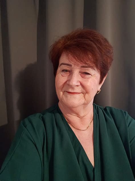 Žena v strednom veku premýšľa nad rodinou