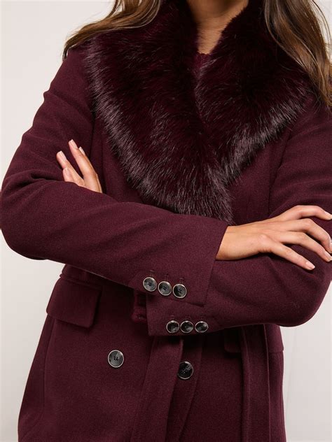 Detail fusaka s odnímateľným golierom z umelej kožušiny