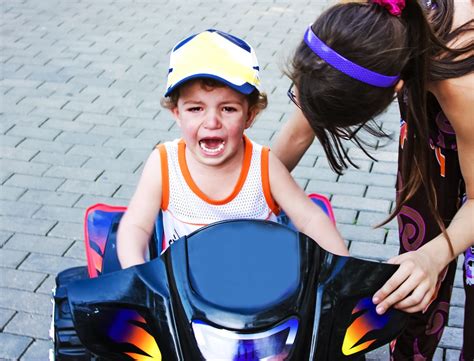 Ilustrácia rodiča s dieťaťom počas obdobia vzdoru