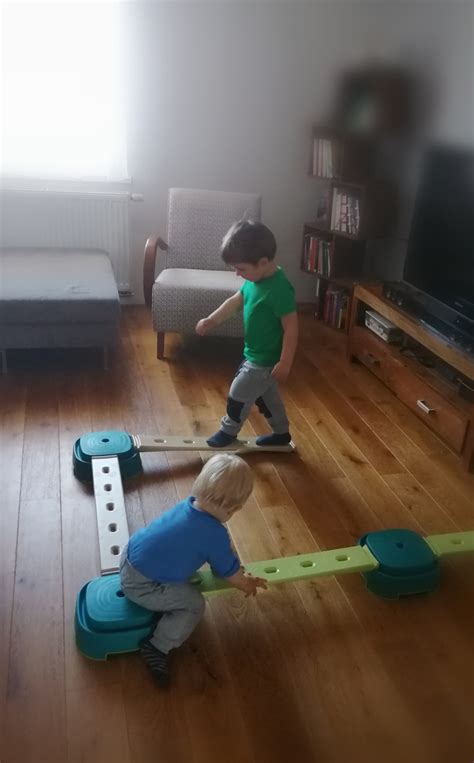 Dieťa skúša prechádzať cez prekážky na zemi