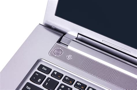 Ilustračná fotografia ženy pracujúcej na notebooku, zatiaľ čo dieťa sa hrá v pozadí.