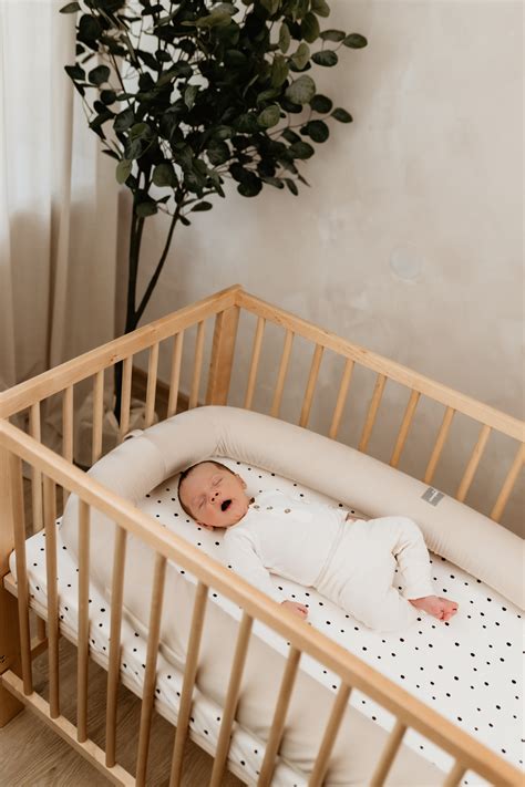 Bábätko hrajúce sa s hrazdičkou