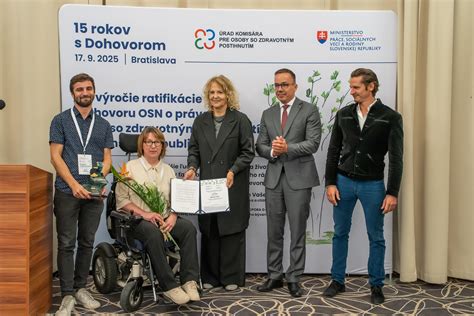 Ilustrácia rodiny, ktorá hľadá odbornú pomoc