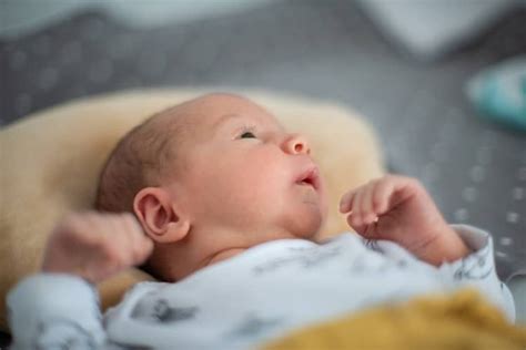 Správne polohovanie bábätka na brušku