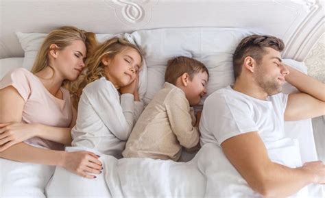 dieťa v posteli s rodičmi