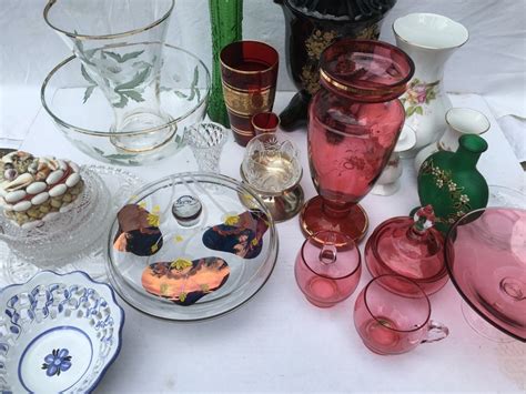 Dieťa ukazuje na farebné predmety