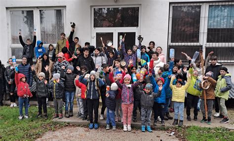 Portrét Buddyho dobrovoľníka s dieťaťom v detskom domove