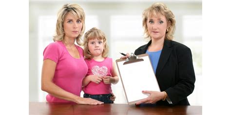 Ilustrácia dieťaťa, ktoré hovorí s rodičom o pravde a klamstve