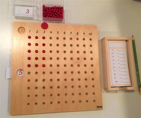 Montessori pomôcky na násobenie s farebnými perlami