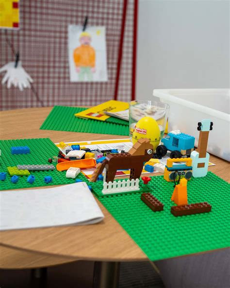 Deti sa hrajú s LEGO kockami a počítajú násobilku