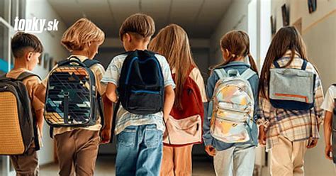 Deti sa učia držať rovnováhu na korčuliach