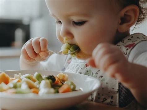 Dieťa ochutnáva zeleninu