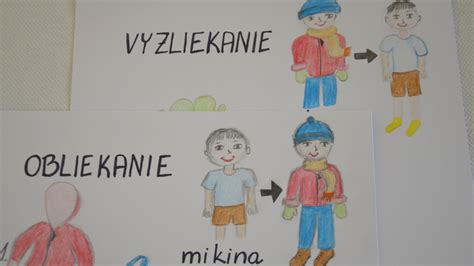 Deti oblečené do vrstiev na jesennú prechádzku