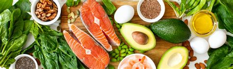 Ilustrácia rôznych druhov ovocia, zeleniny a rýb bohatých na antioxidanty a omega-3 mastné kyseliny.