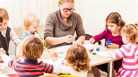 Rodič rozprávajúci sa s učiteľkou pred škôlkou