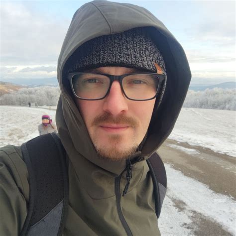 Ilustrácia psa, ako s radosťou je z misky s lososovým olejom