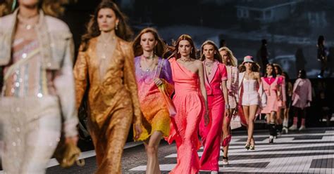 Módna prehliadka s modelmi a modelkami