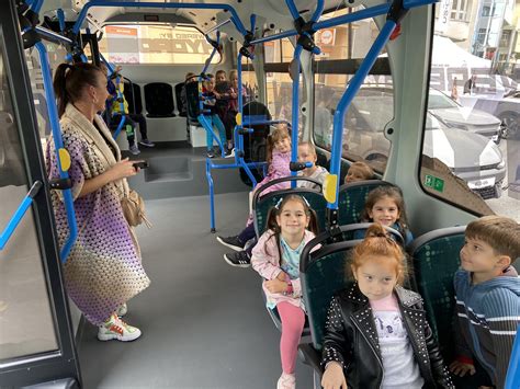 Deti cestujúce v autobuse