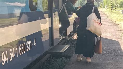 Rodina nastupuje do autobusu