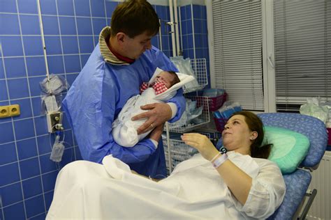 rodičia s novorodencom
