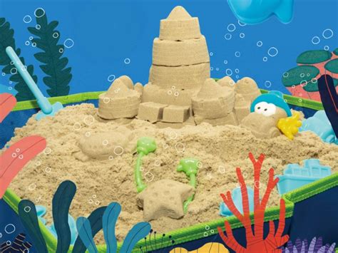 Dieťa hrajúce sa s kinetickým pieskom