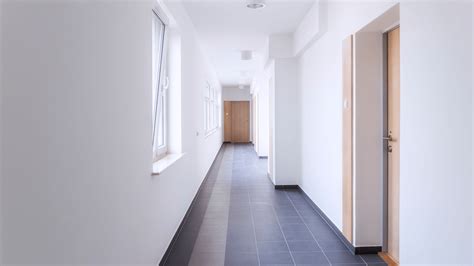 Ilustračná fotka chodby v bytovom dome s odloženými vecami