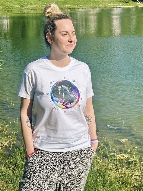 Kolekcia farebných tričiek na strihanie