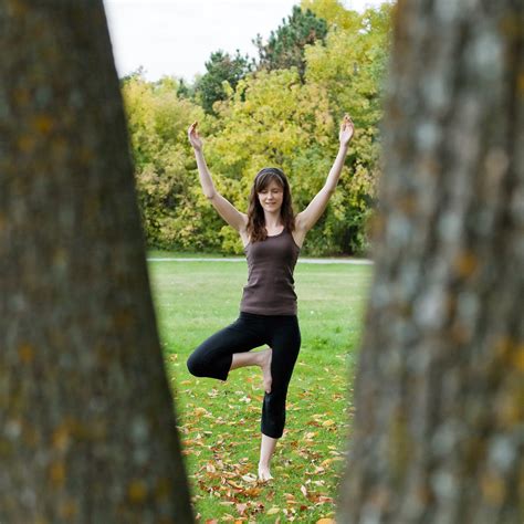žena pri rýchlej chôdzi v parku