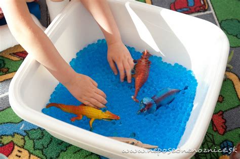 Deti vykonávajúce praktické Montessori aktivity ako prelievanie vody