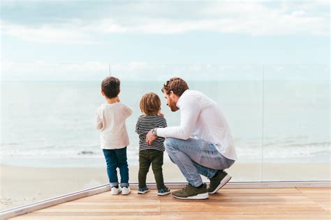 Ilustračná fotografia rodiča a dieťaťa používajúcich smartfón